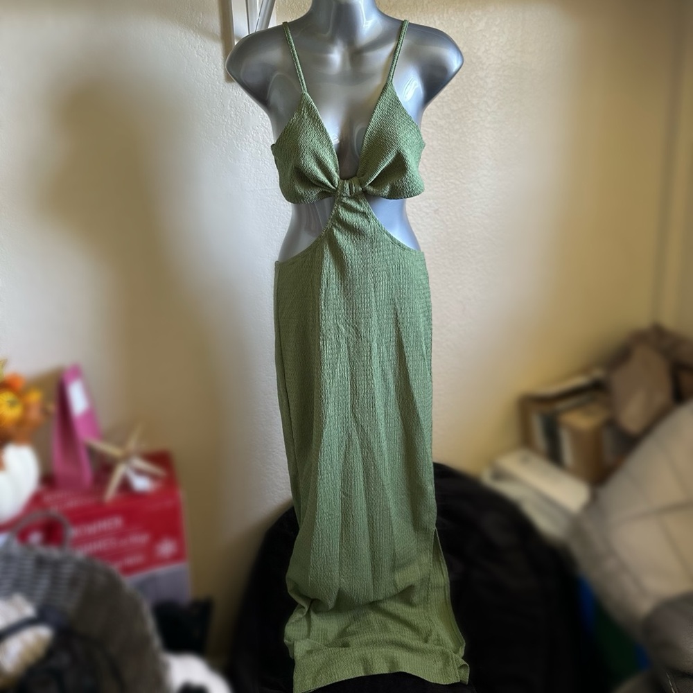 Maxi Dress in green. Open back with slit. Size S
